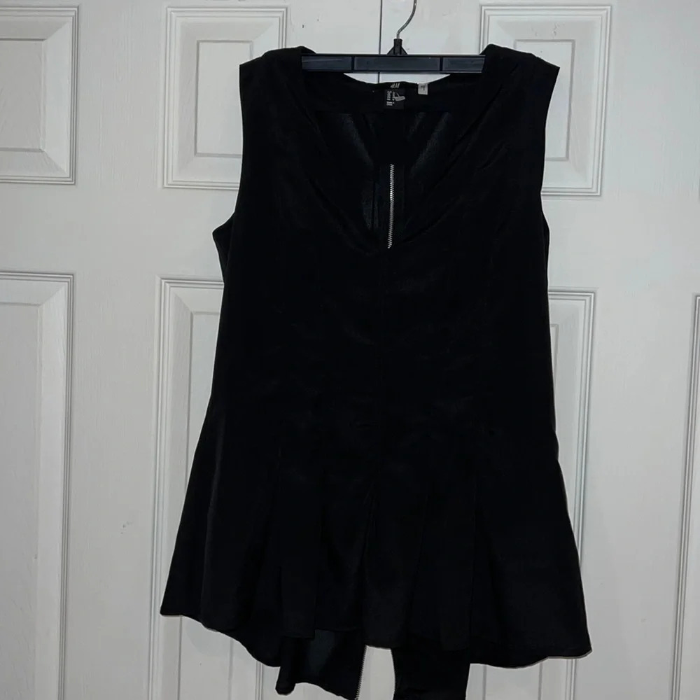 H&M black VNeck peplum sleevesless blouse with zipper back detail Sz 12